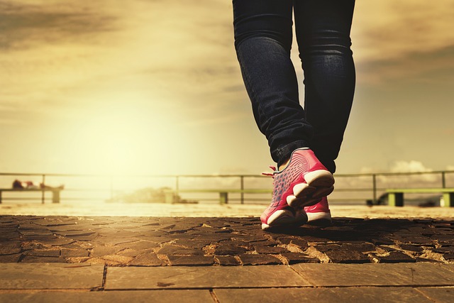 Přečtete si více ze článku Bolest paty při chůzi: Jak na ni doma efektivně?