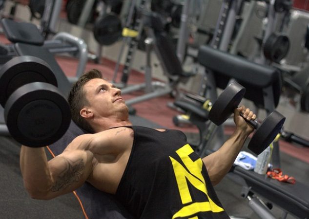 Zmenšení prsou bez plastické chirurgie: Zkuste cviky