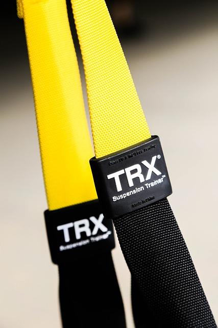 - Flexibilní cvičení s TRX kruhy pro lepší pohyblivost těla